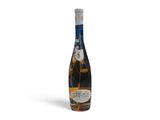 une bouteille de vin posée sur une surface blanche