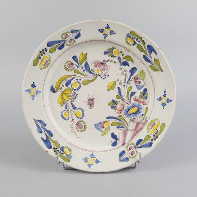 une assiette blanche décorée de fleurs bleues et jaunes