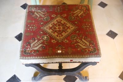 une petite table recouverte d'un tapis rouge