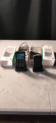 trois téléphones portables posés côte à côte sur une table