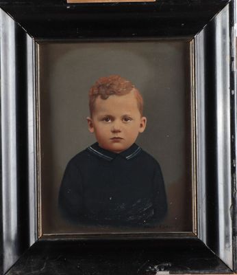 portrait d'un jeune garçon en chemise noire, dans un cadre noir