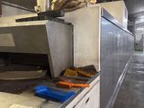 un tapis roulant dans une cuisine, sur lequel se trouvent tout un tas d'aliments