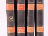 six livres sont alignés sur une surface blanche