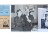 une photo en noir et blanc d'un homme tenant un micro