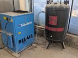 une boîte bleue à côté d'un bidon noir portant une étiquette rouge