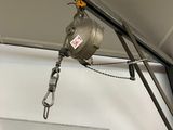 une grue suspendue au plafond d'un garage