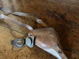 une table en bois sur laquelle se trouve un objet en métal