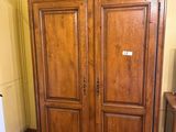 une photo d'une chambre à coucher avec une armoire en bois