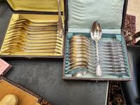 Ensemble de couverts en métal argenté comprenant fourchettes… (photo 2)