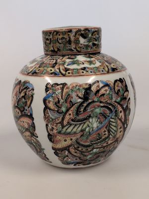 un vase blanc orné d'un motif floral