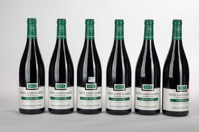 six bouteilles de vin sont alignées dans une rangée