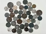 une pile de vieilles pièces de monnaie sur une surface blanche