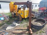 un chariot élévateur garé à côté d'un tas de ferraille