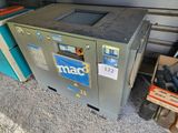 une machine qui se trouve dans un garage, à côté d'une boîte