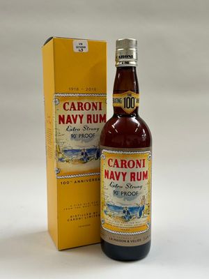 une bouteille de rhum Caroni Navy à côté d'une boîte