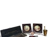 un ordinateur portable, une pipe et d'autres objets qui se trouvent sur la table