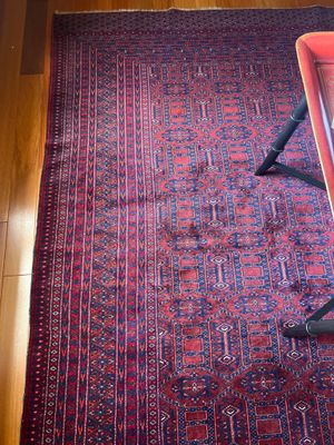 un tapis rouge posé par terre à côté d'une chaise rouge