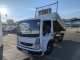 un camion blanc garé sur le parking
