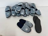 plusieurs paires de chaussons et une paire de chaussons posés sur une surface blanche