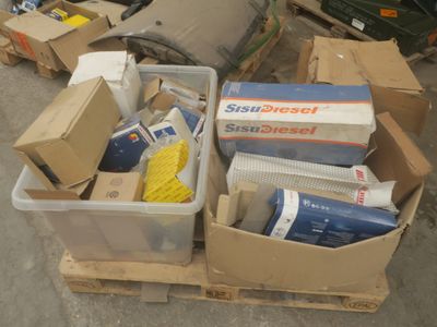 une boîte remplie d'objets hétéroclites posée sur une palette
