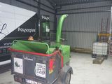 un camion garé dans un garage avec une « Green Machine »