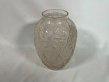 un vase en verre posé sur une surface blanche