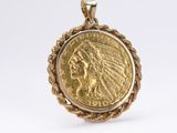 un pendentif en forme de pièce d'or sur lequel est représentée une tête d'Indien