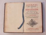 un livre orné d'un ruban bleu, posé sur une table