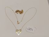une boîte contenant deux colliers et une paire de boucles d'oreilles
