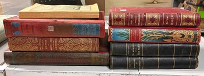 plusieurs livres empilés sur une étagère