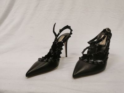 une paire de chaussures noires à talons hauts sur fond blanc