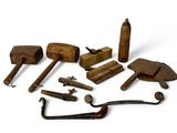 les nombreux types d'outils qui se trouvent sur la table