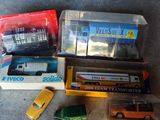 beaucoup de petites voitures et de camions dans des cartons posés par terre