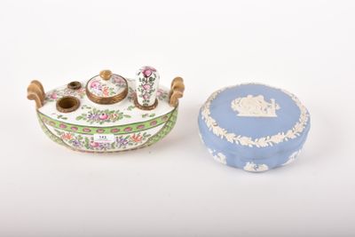 Encrier en porcelaine polychrome, et une boite en Wedgewood. - Photo 1