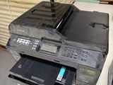 une imprimante posée sur un bureau à côté d'une imprimante