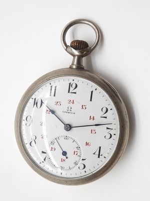 gros plan d'une montre de poche sur une surface blanche