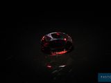 gros plan d'un diamant rouge sur une surface noire