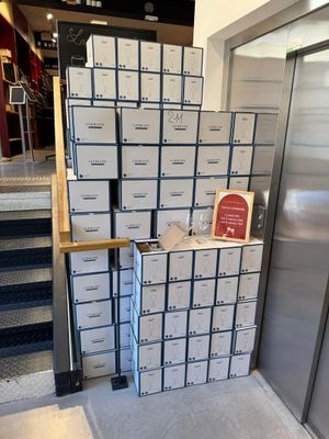 de nombreuses boîtes de pizza posées par terre devant un ascenseur