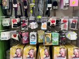 de nombreux articles à vendre sur les étagères du magasin