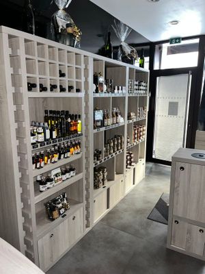 de nombreuses bouteilles d'alcool sur les étagères du magasin