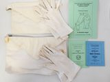 une image représentant une paire de gants, un livre et une paire de gants posés sur une table