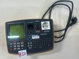 une calculatrice à laquelle est accrochée une étiquette de prix