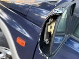 un camion bleu dont la vitre et la portière sont cassées