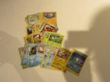 une pile de cartes pokemon sur une table