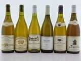 plusieurs bouteilles de vin sont alignées sur une table