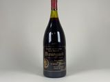 la bouteille de vin est posée sur une surface blanche
