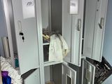 une photo d'une pièce où se trouvent plusieurs casiers