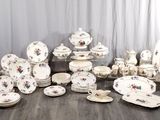 de nombreux types d'assiettes et de bols en porcelaine éparpillés par terre