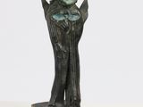 a bronze statue of a man with a hat on his head