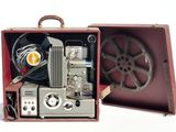 une valise rouge contenant un projecteur de films